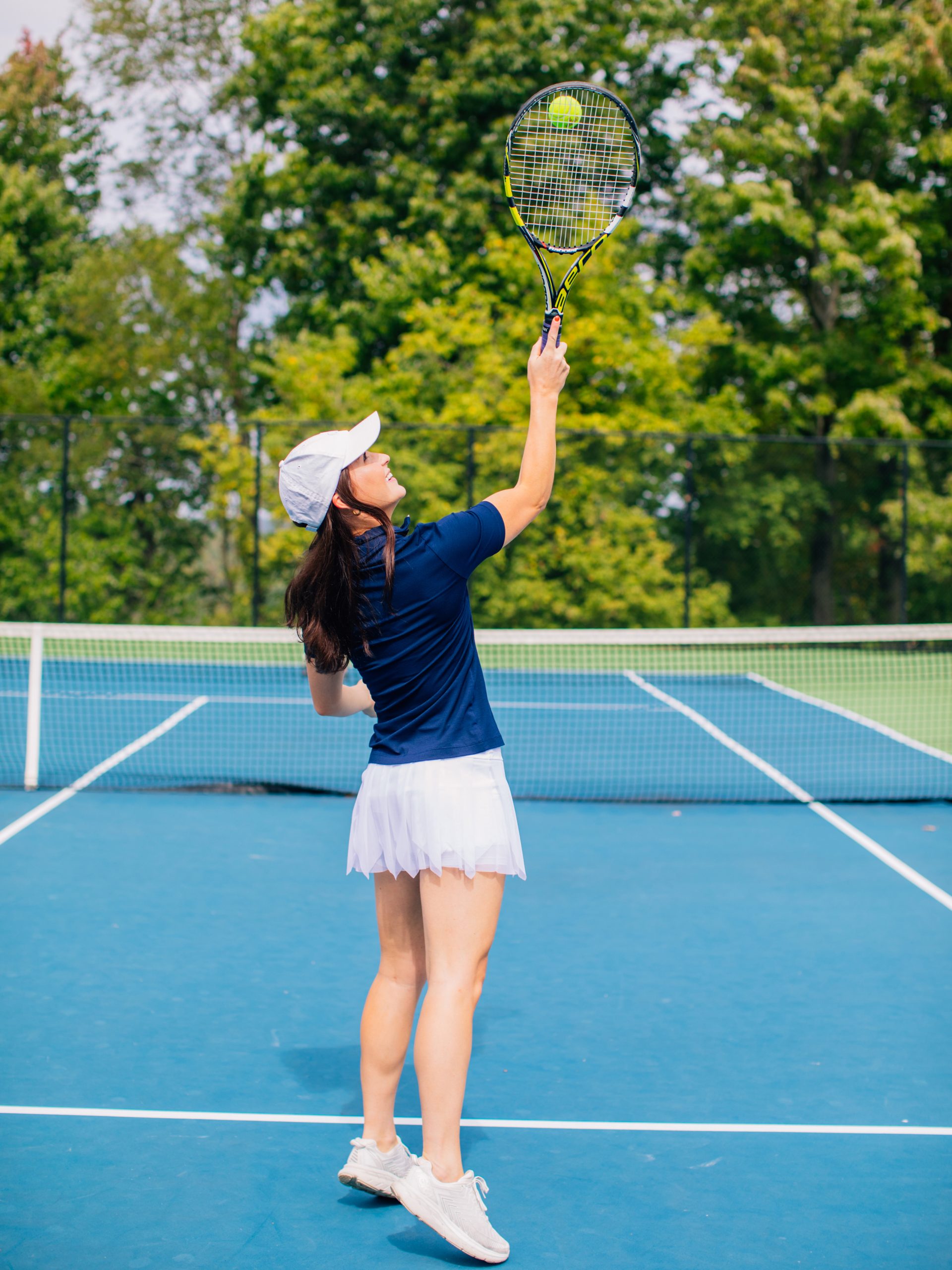 Two people playing tennis